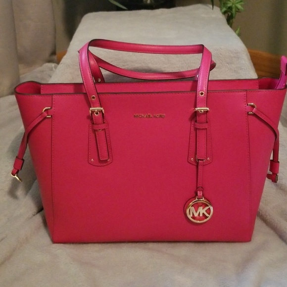 voyager medium multifunction top zip tote